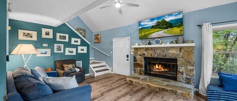 Een smart-tv, een open haard en videogames