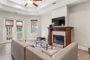 Smart-tv, een open haard en een kantoor