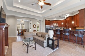 Smart-tv, een open haard en een kantoor