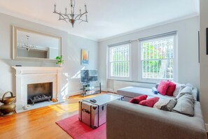 TV, books - Elegant 2BD Flat with Prvt Patio, West Kensington (Greater London)