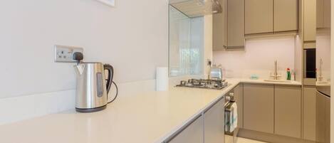 ثلاجة، ميكروويف، فرن، موقد طهي مسطح