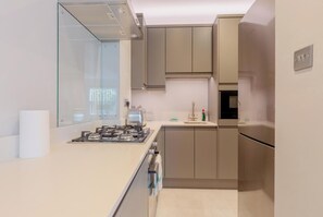 Geladeira, micro-ondas, fogão, cooktop