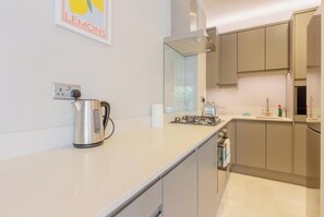 冷蔵庫、電子レンジ、オーブン、コンロ