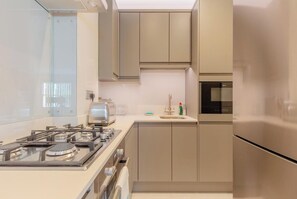 Fridge, microwave, oven, stovetop - Elegant 2BD Flat with Prvt Patio, West Kensington (Greater London)