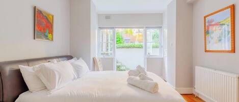 2 dormitoris, planxa i posts de planxar, Internet i roba de llit