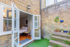 Unclassified image, 4 of 33, button - Elegant 2BD Flat with Prvt Patio, West Kensington (Greater London)