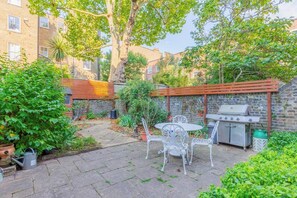 Outdoor dining - Elegant 2BD Flat with Prvt Patio, West Kensington (Greater London)