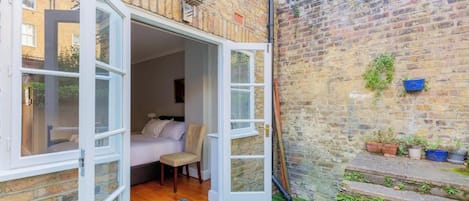 2 bedrooms, iron/ironing board, Internet, bed sheets