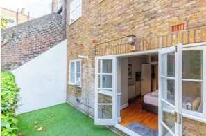 Unclassified image, 3 of 33, button