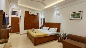 Deluxe Room, Pool View | Desk, free WiFi