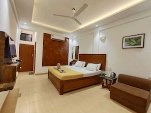 豪華客房, 泳池景觀 | 書桌、免費無線上網