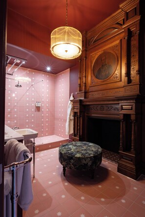 Bathroom - The Royal Forest - A Heartwood Inn (London)