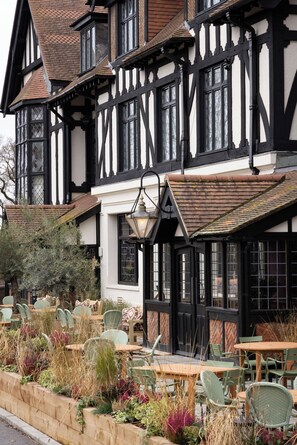 Exterior - The Royal Forest - A Heartwood Inn (London)