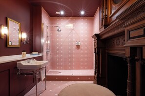 Zimmer (Luxe) | Badezimmer | Kostenlose Toilettenartikel, Haartrockner, Handtücher, Seife