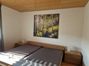 3 slaapkamers, een strijkplank/strijkijzer, wifi, beddengoed