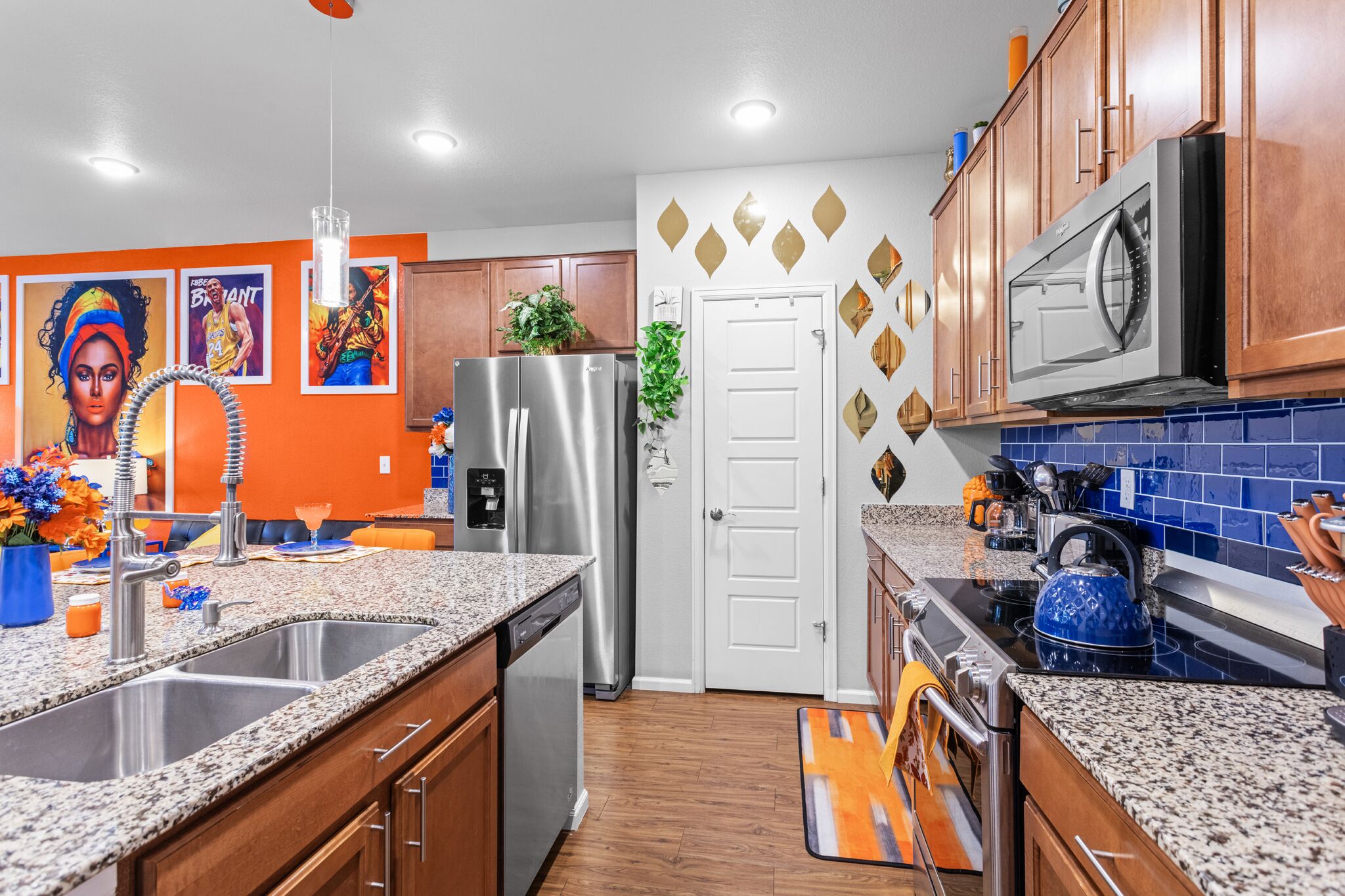 Een koelkast, een magnetron, een oven, een kookplaat