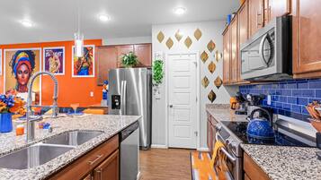 Réfrigérateur, micro-ondes, four, plaque de cuisson