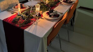Mesa posta com velas, copos e decorações festivas.