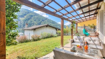 Family Chalet, 2 Bedrooms, 2 Bathrooms, Mountainside (La Canonica Centovalli) | Terrace/patio