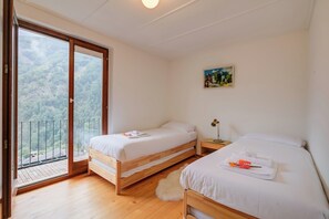 Family Chalet, Multiple Bedrooms, 2 Bathrooms, Mountainside (La Canonica)