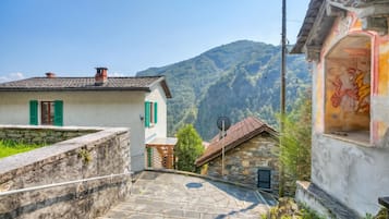 Chalet familiare, 2 camere da letto, 2 bagni, lato montagna (La Canonica Centovalli) | Parco della struttura