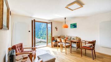 Family Chalet, 2 Bedrooms, 2 Bathrooms, Mountainside (La Canonica Centovalli with Balconies) | Interior