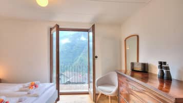Chalet familiare, camere multiple, 2 bagni, lato montagna (La Canonica) | 2 camere, ferro/asse da stiro, lenzuola