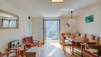 Family Chalet, Multiple Bedrooms, 2 Bathrooms, Mountainside (La Canonica) | Dining