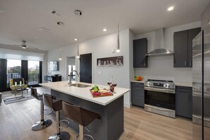 Kylskåp, mikrovågsugn, ugn och spishäll