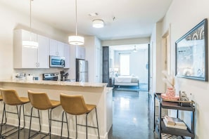 Fridge, microwave, oven, stovetop - Chic Condo for 4 Near West End (Nashville)
