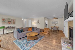 Smart-TV, DVD-spiller og bøker