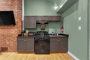 Fridge, microwave, oven, stovetop - Lovely Little Loft-Style 2-Bedroom in Tulsa (Tulsa)