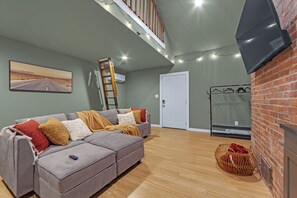 Smart TV, DVD player - Lovely Little Loft-Style 2-Bedroom in Tulsa (Tulsa)