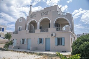 Villa, cuisine, vue partielle sur la mer