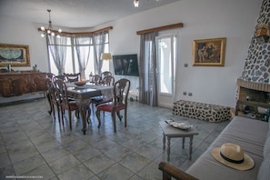 Villa, cuisine, vue partielle sur la mer