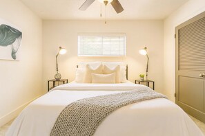 2 bedrooms, iron/ironing board, free WiFi, bed sheets - Stylish Galleria Condo | 2BR • 2BA •Saltwater Pool (Houston)