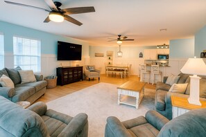 Smart TV - Low Tide Luxury Updated 3-bedroom first floor accessible condo Monthly Discounts (Murrells Inlet)