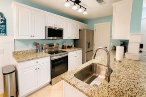 Fridge, microwave, oven, stovetop - Low Tide Luxury Updated 3-bedroom first floor accessible condo Monthly Discounts (Murrells Inlet)