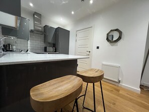 Wasserkocher mit Kaffee-/Teezubehör, Kühlschrank, Mikrowelle, Ofen