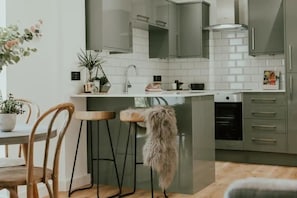 Wasserkocher mit Kaffee-/Teezubehör, Kühlschrank, Mikrowelle, Ofen