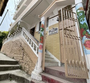Property entrance - HOTEL LONG ISLAND (Darjeeling)