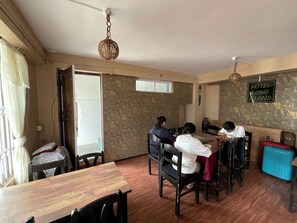 Daily cooked-to-order breakfast for a fee - HOTEL LONG ISLAND (Darjeeling)