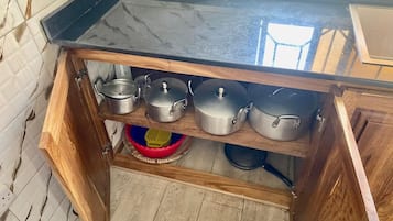 Refrigerador, microondas, horno y cafetera y tetera
