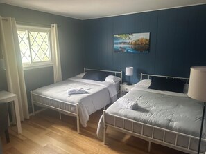 3 bedrooms, desk, free WiFi, bed sheets - Charming 3-bedroom house with game room in Tobyhanna (Tobyhanna)