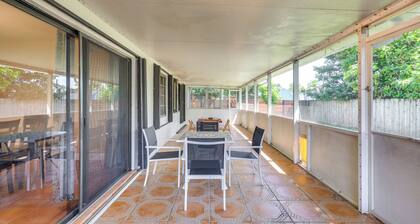 Pet-friendly Home w/ Yard ~ 3 Mi to Zoo Miami!