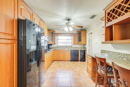 Pet-friendly Home w/ Yard ~ 3 Mi to Zoo Miami!