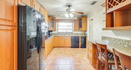 Pet-friendly Home w/ Yard ~ 3 Mi to Zoo Miami!