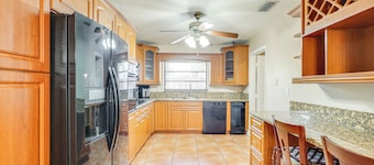 Pet-friendly Home w/ Yard ~ 3 Mi to Zoo Miami!