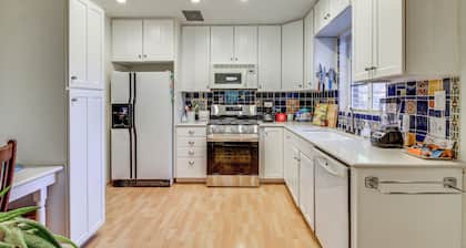 Home w/ Patio: Near Nob Hill, UNM & Kirtland Afb!