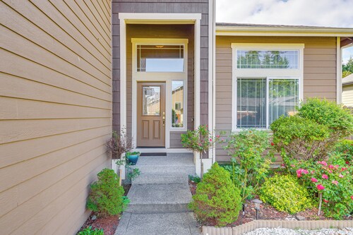 Family-friendly Home w/ Patio & Garden in Everett!
